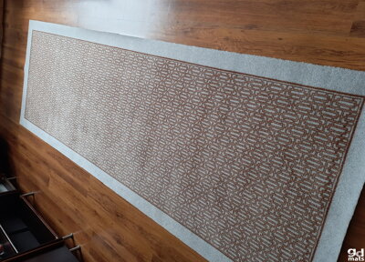 dlhý koberec s vlastným dizajnom
